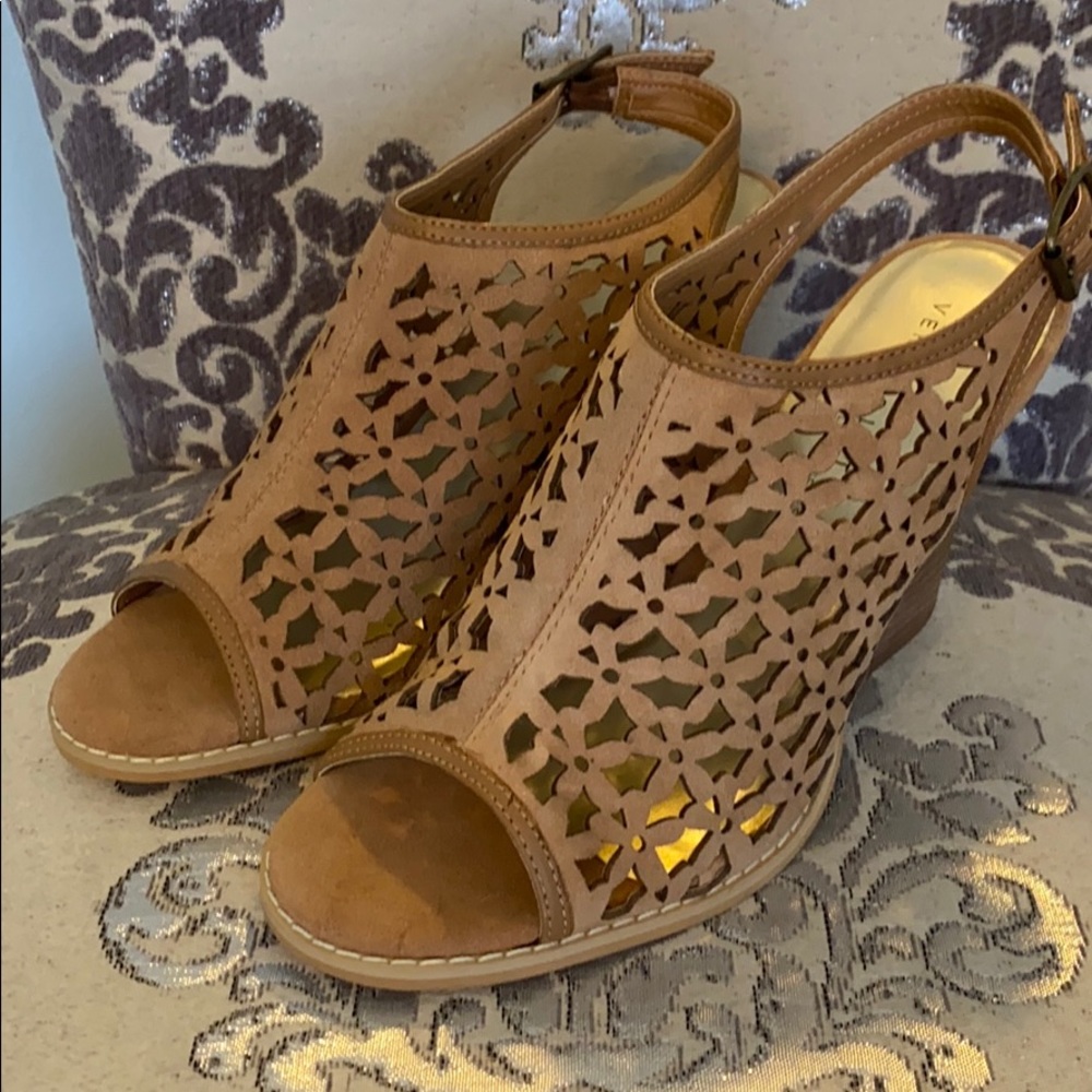 Very Volatile Daisy girl tan leather heel
